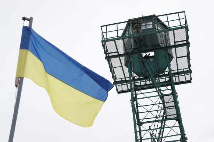 Ukrainians celebrate national unity and prepare for war as Russian threat lingers