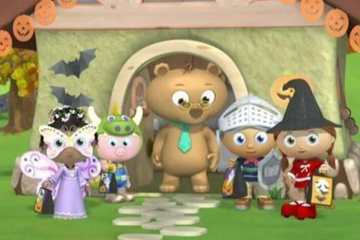 Pig goes trick-or-treating with the Super Readers.