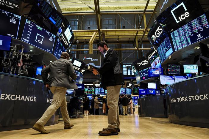 News Wrap: Markets end week with rally, Miami Beach condominium deemed unsafe