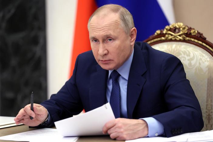 News Wrap: Tensions over Ukraine run high ahead of Biden-Putin call