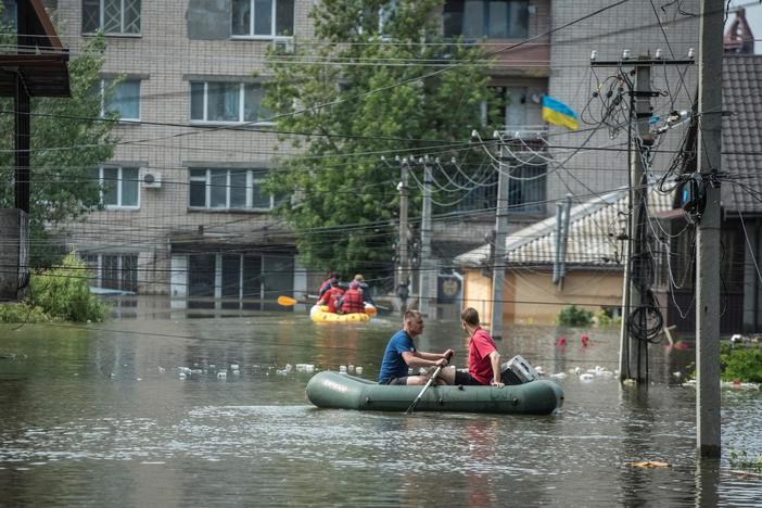 News Wrap: Ukraine says Russian shelling disrupted dam collapse rescue efforts