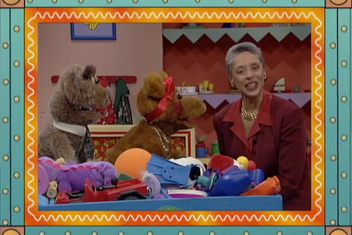 Host Lyn May and the Salsa cast introduce the story for today's lesson.