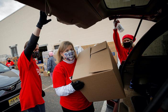 News Wrap: Americans adjust to a Thanksgiving impacted by surging COVID-19 infections