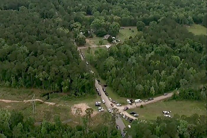 News Wrap: Intense manhunt continues for Texas man accused of killing 5 neighbors