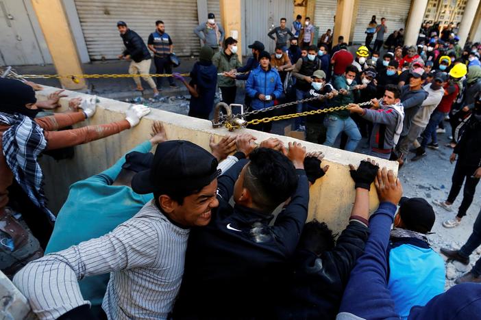 News Wrap: At least 8 protesters killed in Baghdad protests