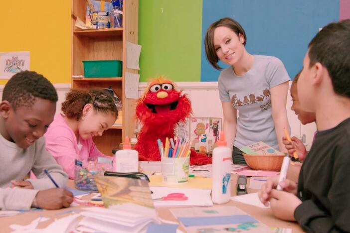 Murray and Ovejita go to recycled art school to make Murray a gift for his mom.