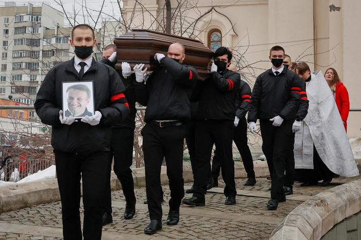 Thousands gather in Moscow for Navalny's funeral, defying Kremlin and Russian police
