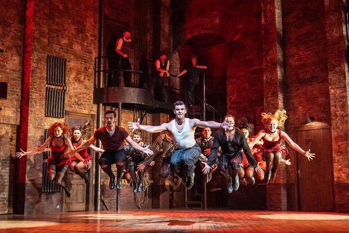 The cast of "Kiss Me, Kate" performs "Too Darn Hot."