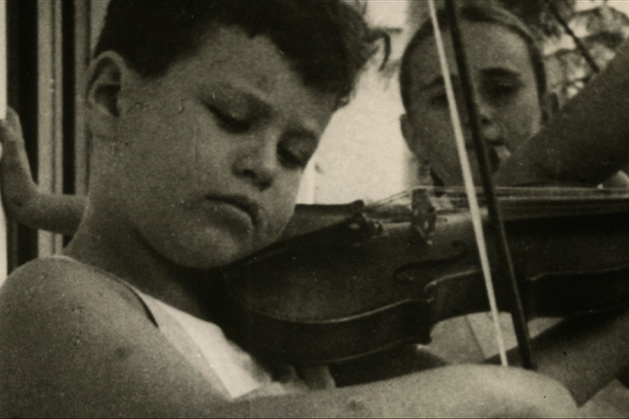 Violinist Itzhak Perlman describes his early bout with polio.