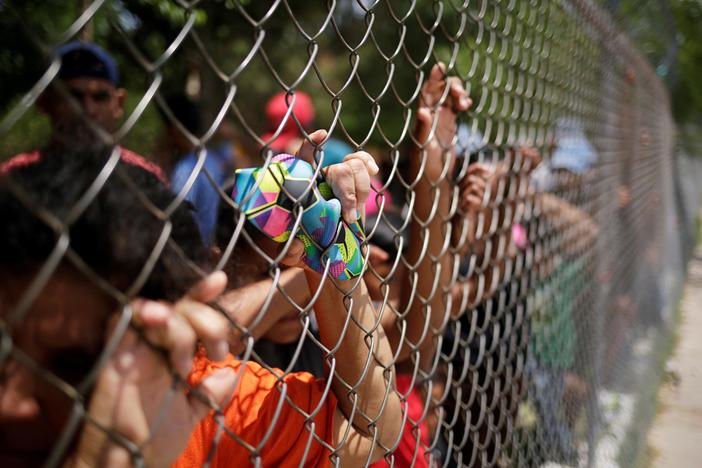 News Wrap: Trump slams court that blocked new asylum rules
