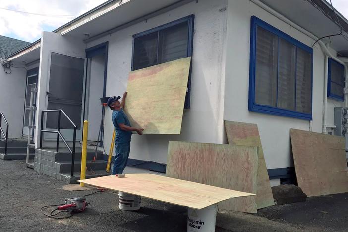 News Wrap: Hurricane Lane threatens Hawaii