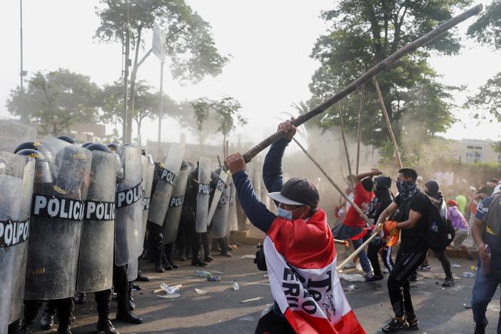 News Wrap: Protests in Peru demand ouster of president and call for new elections