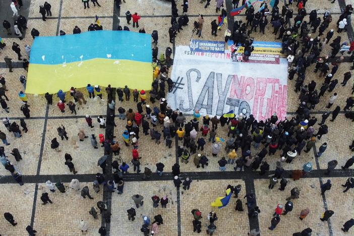 Ukraine urges calm over invasion fears but asks U.S. to sanction Russia, send more weapons