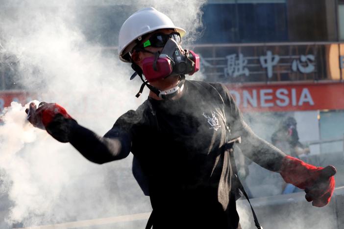 News Wrap: Police and protesters clash again in Hong Kong