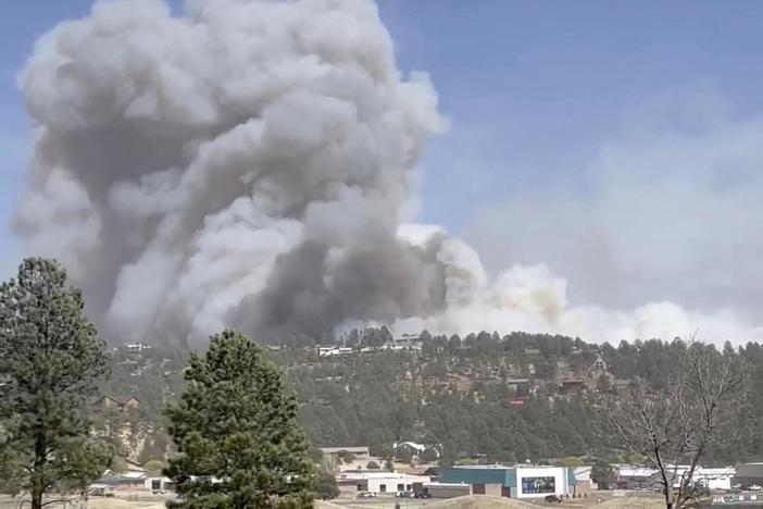 News Wrap: New Mexico issues mandatory evacuation order as massive wildfire spreads
