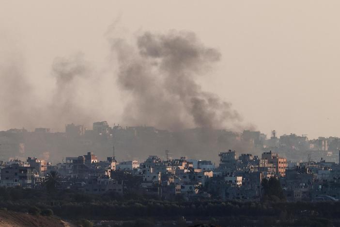 News Wrap: Israeli strike on school sheltering displaced people in Gaza kills 27