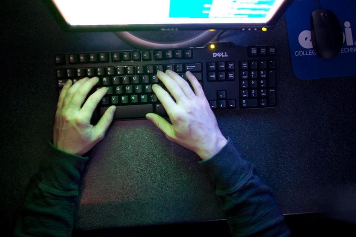 Examining the warning signs of online extremism targeting young people