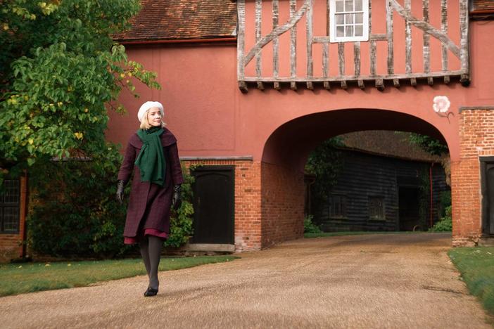 Lucy Worsley visits an old tavern, which once welcomed patrons through Henry VIII’s reign.