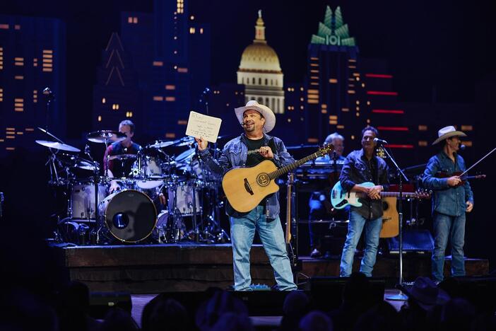 Austin City Limits Hall of Fame honoree Garth Brooks delivers a thrilling, career-spanning set.