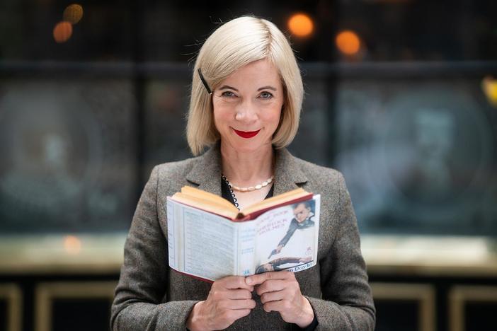 Lucy Worsley and Professor Janice Allan discuss the shift in Arthur's writing.