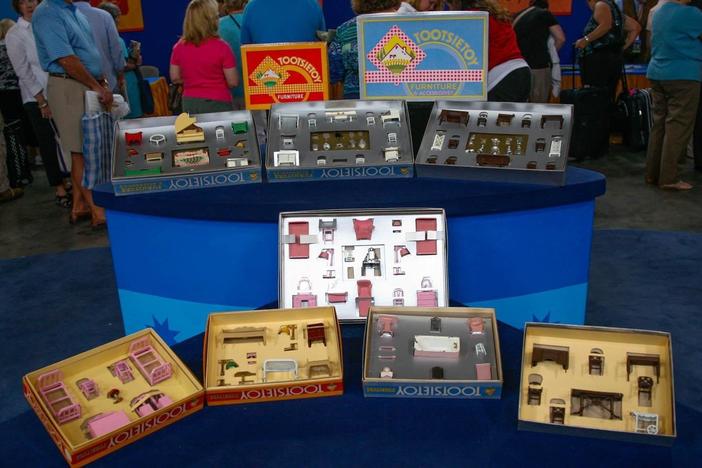 Appraisal: Tootsietoy Dollhouse Furniture, ca. 1935