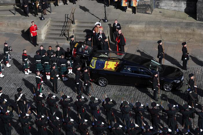 News Wrap: Final tributes for Queen Elizabeth in Scotland, Minnesota nurses strike