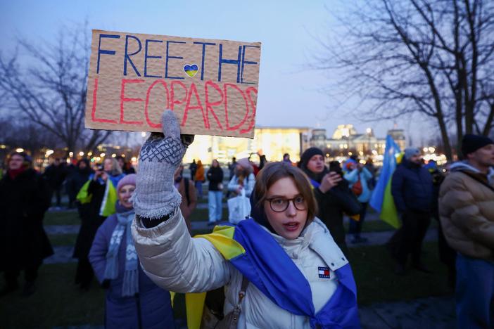 News Wrap: U.S. and Germany reach agreement to send tanks to Ukraine