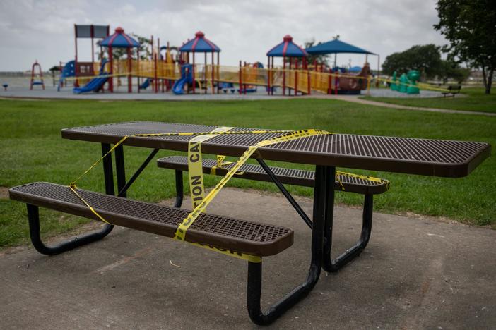 Top U.S. health officials say states should pause reopening efforts