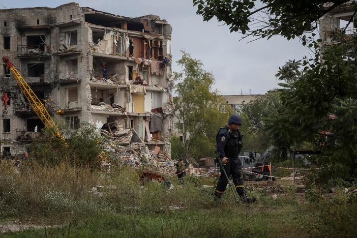 Ukraine's foreign minister updates state of war after seven months of fighting Russia