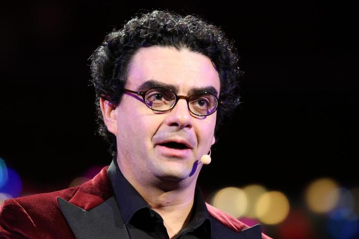 Watch tenor Rolando Villazón's performance of a reading from Luke.