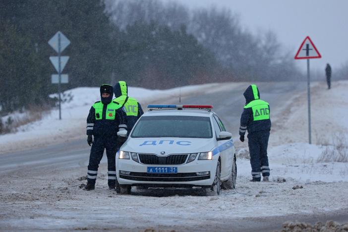 News Wrap: Russia claims Ukraine shot down plane transporting POWs
