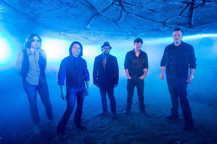 Jason Isbell and The 400 Unit perform "Flying Over Water."