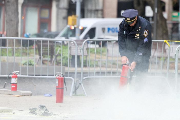 News Wrap: Man sets himself on fire near courthouse where Trump is on trial