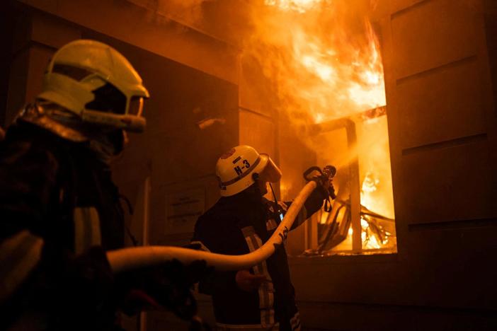 News Wrap: Cities in southern Ukraine suffer 3rd straight night of Russian bombardment