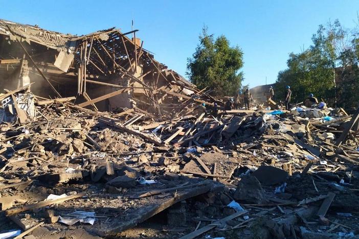 News Wrap: Russia pounds Ukraine with heavy shelling as the civilian death toll rises