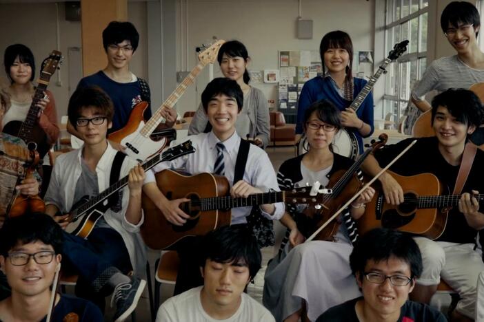 A member of Bluegrass 45 jams with Kobe University’s Bluegrass club.