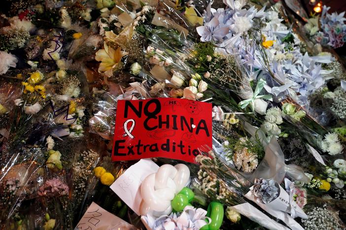 News Wrap: Hong Kong’s leader apologizes -- but doesn't withdraw bill