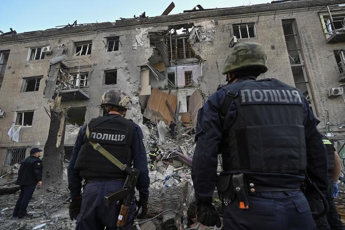 News Wrap: Russia strikes Ukrainian city of Zaporizhzhia with guided bombs