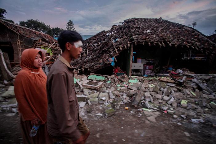 News Wrap: Indonesia earthquake kills at least 162 people