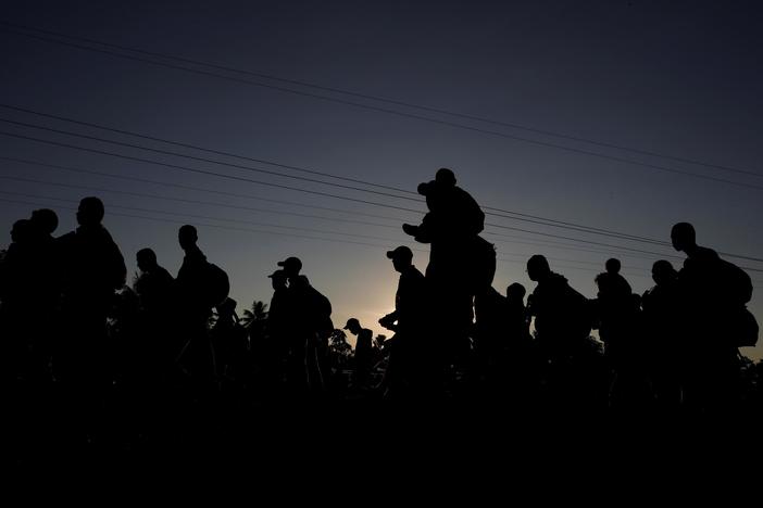 News Wrap: Migrant caravan growing despite Trump’s threats