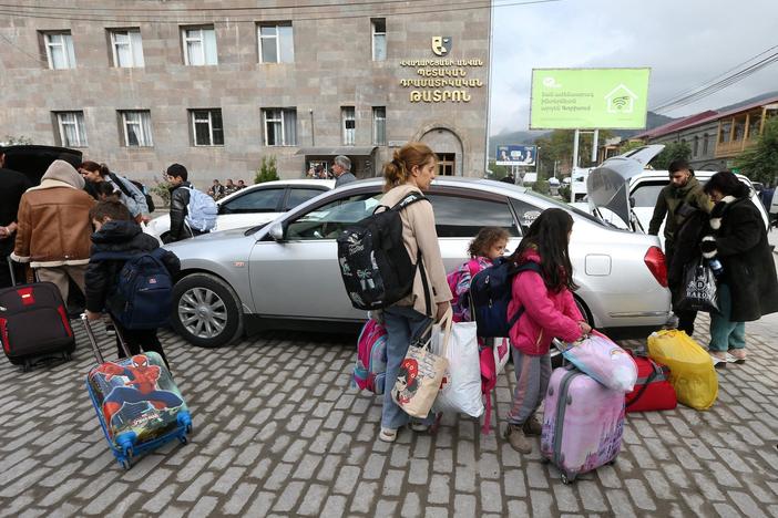 News Wrap: Ethnic Armenians flee Nagorno-Karabakh after Azerbaijan takeover