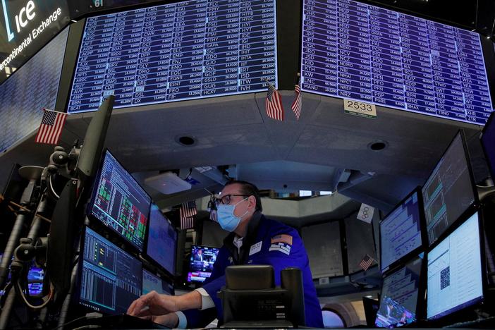 News Wrap: U.S. economy grew 5.7 percent in 2021, fastest since 1984