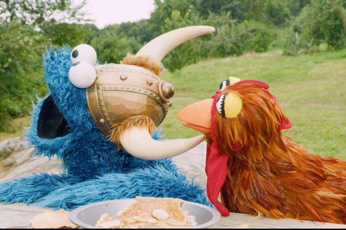 Elmo and Abby become detectives and look for clues to find out who ate their pie.