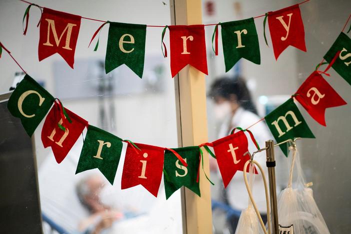 News Wrap: U.S. COVID hospitalizations hit new record