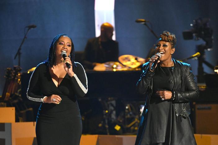 Sisters Lalah & Kenya Hathaway sing a duet in honor of their father.