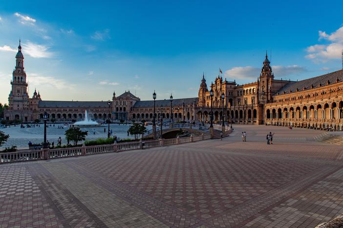 Join Scott Yoo in Spain and Morocco to discover the work of Domenico Scarlatti.