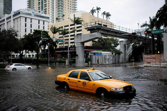 News Wrap: US Gulf Coast braces for year's first storm