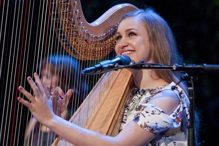 Joanna Newsom performs "Bridges and Balloons" on Austin City Limits.