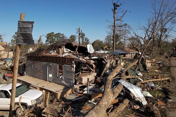 Deadly storms, tornadoes lay waste to large areas of South and Midwest