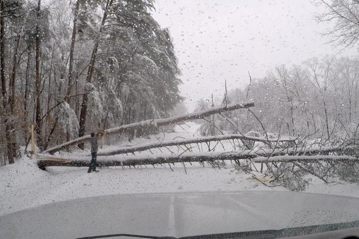 News Wrap: Winter storm dumps heavy snow in the South